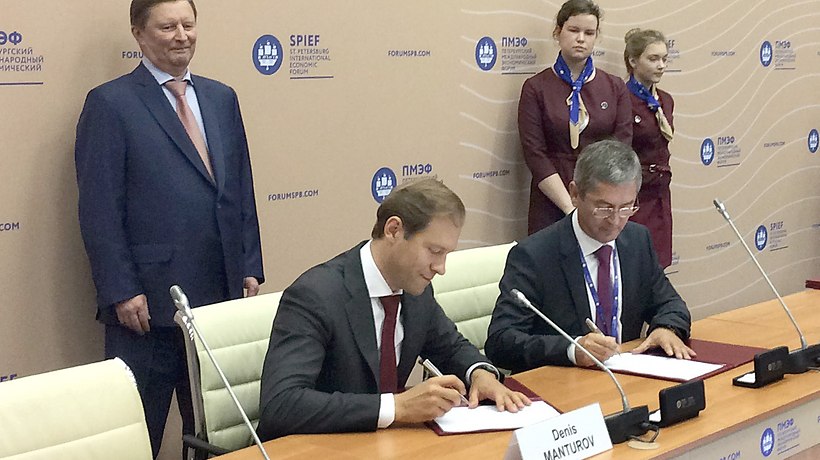 Denis Manturow (le Ministre russe de l’industrie), à gauche, et le Dr Ralf Bendisch (directeur général de CLAAS Krasnodar) signent le contrat spécial d'investissement. -