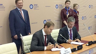 Denis Manturow (le Ministre russe de l’industrie), à gauche, et le Dr Ralf Bendisch (directeur général de CLAAS Krasnodar) signent le contrat spécial d'investissement. -